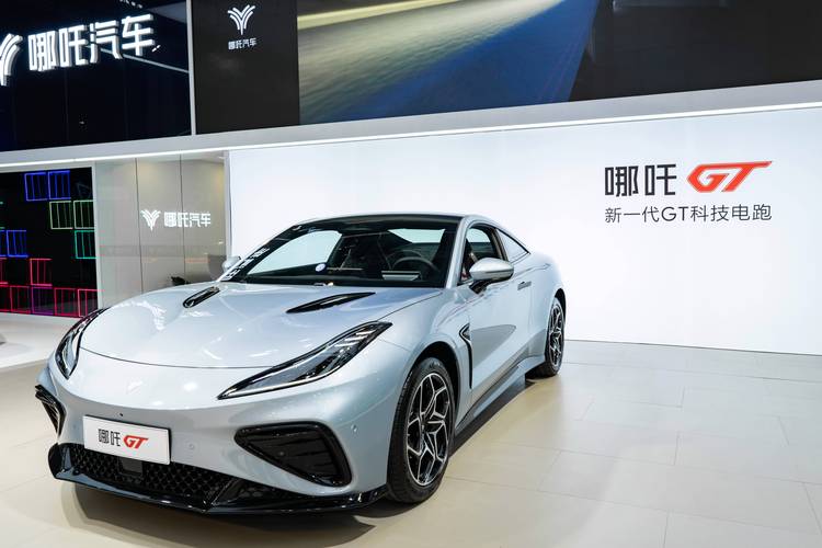 东莞52哪吒汽车在智能汽车领域的表现，领途汽车在新能源汽车市场中的影响力